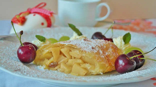 Famous Italian desserts - Strudel