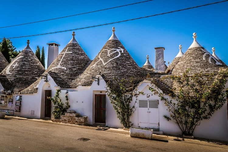 The-charming-town-of-Alberobello-in-Italy